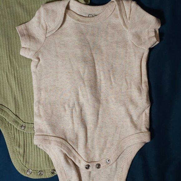 Lot of 3 Ribbed Trend Bodysuits/Rompers (0-3 months) - Picture 4 of 7